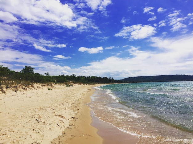 Foto schöner blick auf das meer gegen den bewölkten blauen himmel an einem sonnigen tag