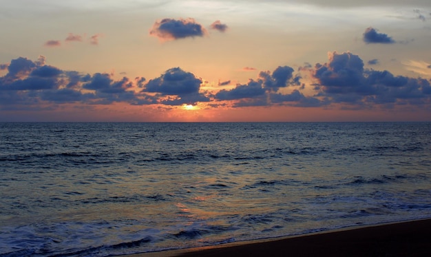 Schöner Blick auf das Meer gegen den bewölkten Himmel beim Sonnenuntergang