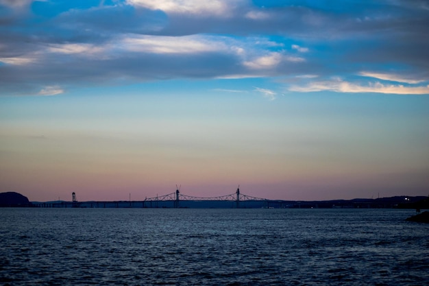 Schöner Blick auf das Meer gegen den bewölkten Himmel beim Sonnenuntergang