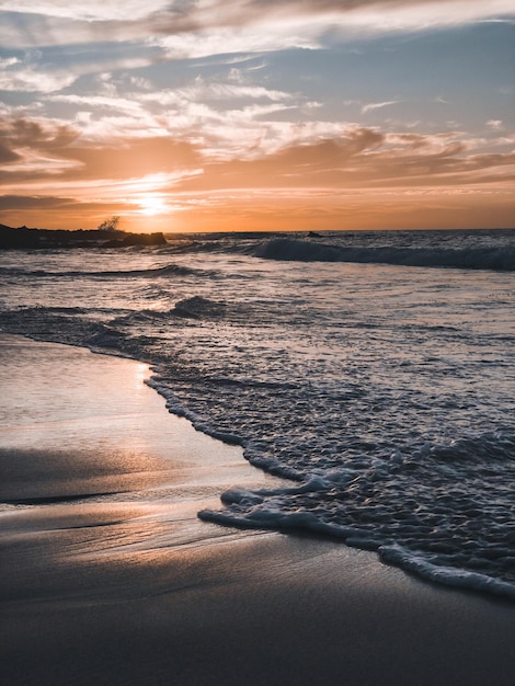Schöner Blick auf das Meer gegen den bewölkten Himmel beim Sonnenuntergang