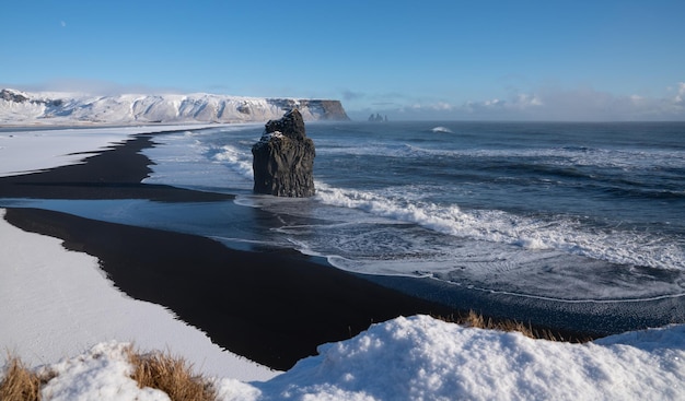 Foto schöner blick auf das meer gegen den blauen himmel im winter