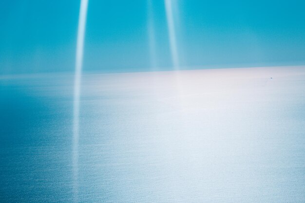 Schöner Blick auf das Meer gegen den blauen Himmel