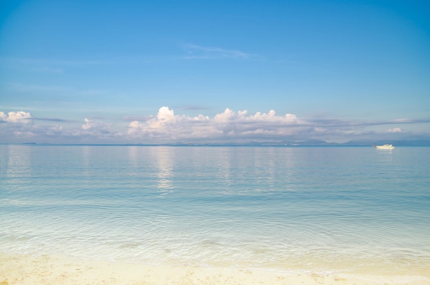 Schöner Blick auf das Meer gegen den blauen Himmel