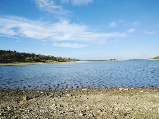 Schöner Blick auf das Meer gegen den blauen Himmel