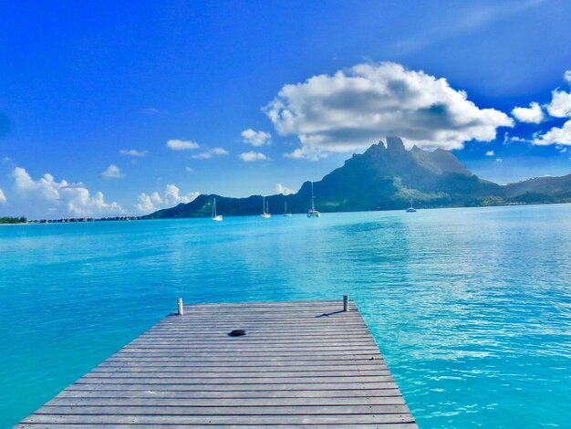 Foto schöner blick auf das meer gegen den blauen himmel