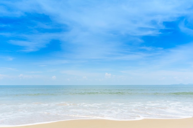 Schöner Blick auf das Meer gegen den blauen Himmel