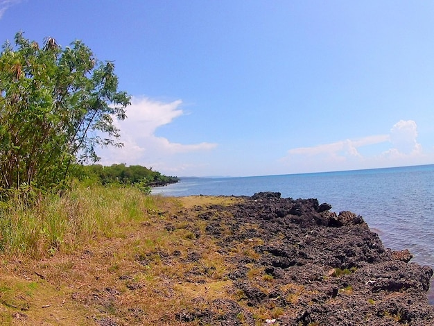 Foto schöner blick auf das meer gegen den blauen himmel