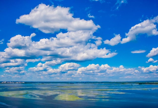 Schöner Blick auf das Meer gegen den blauen Himmel