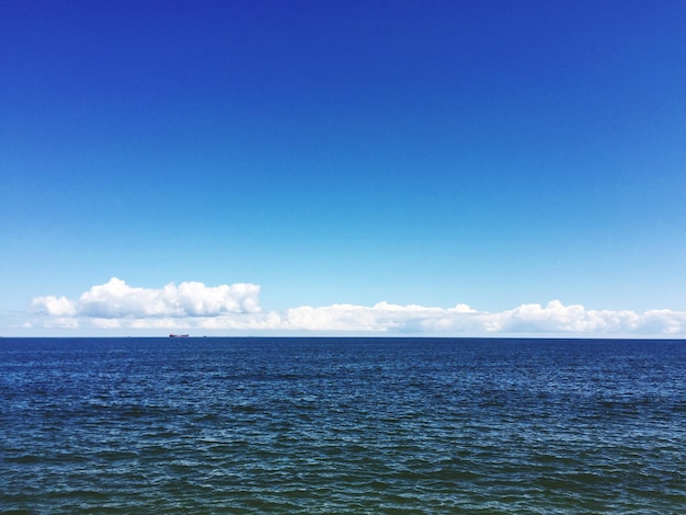 Schöner Blick auf das Meer gegen den blauen Himmel