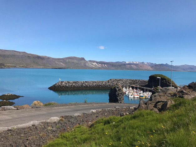 Foto schöner blick auf das meer gegen den blauen himmel