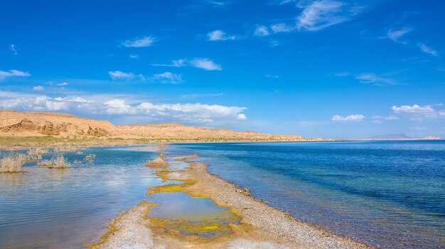 Foto schöner blick auf das meer gegen den blauen himmel