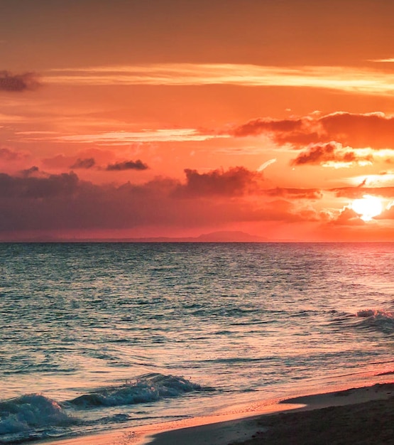 Schöner Blick auf das Meer gegen den dramatischen Himmel beim Sonnenuntergang