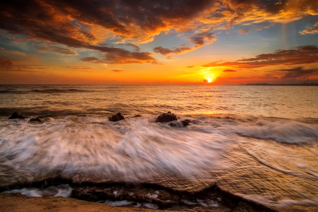 Schöner Blick auf das Meer gegen den dramatischen Himmel beim Sonnenuntergang