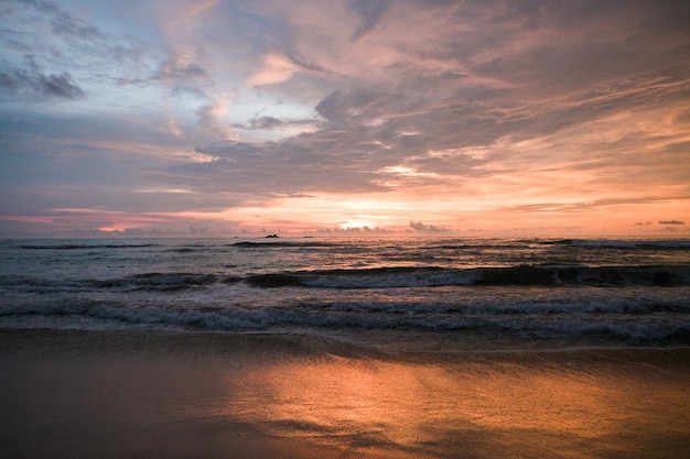 Schöner Blick auf das Meer gegen den dramatischen Himmel
