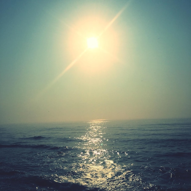 Foto schöner blick auf das meer gegen den himmel an einem sonnigen tag