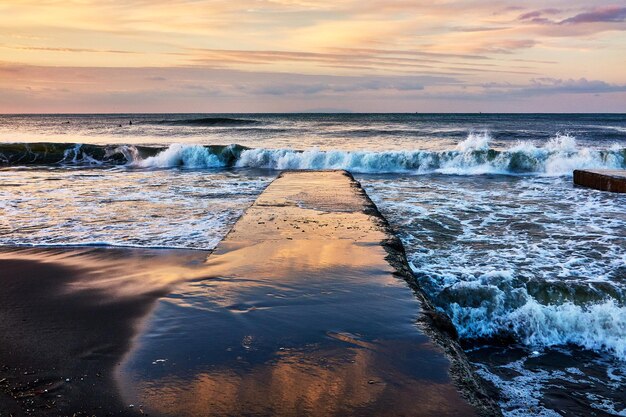 Foto schöner blick auf das meer gegen den himmel bei sonnenaufgang