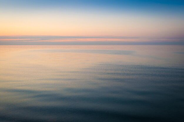 Foto schöner blick auf das meer gegen den himmel bei sonnenuntergang