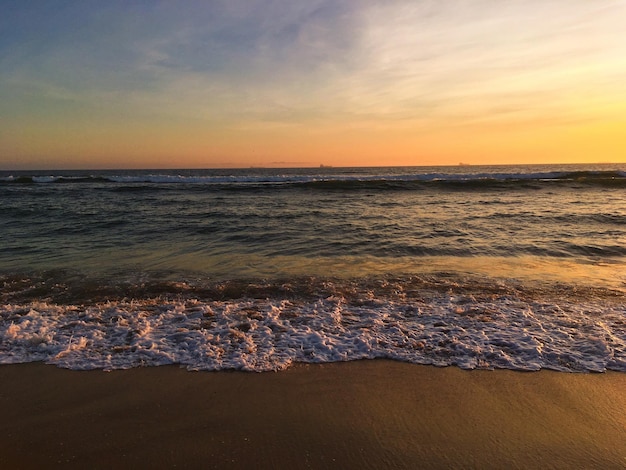 Schöner Blick auf das Meer gegen den Himmel bei Sonnenuntergang