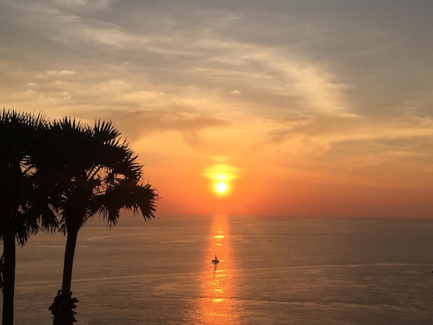 Schöner Blick auf das Meer gegen den Himmel bei Sonnenuntergang