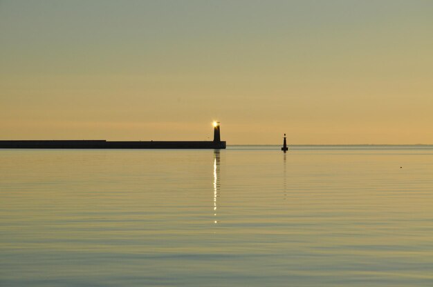 Foto schöner blick auf das meer gegen den himmel bei sonnenuntergang