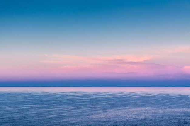 Foto schöner blick auf das meer gegen den himmel bei sonnenuntergang