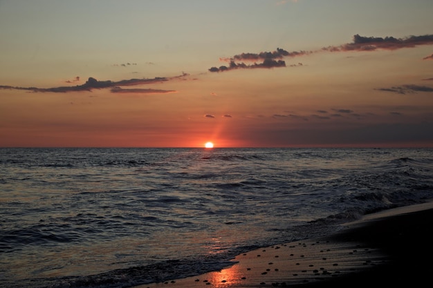 Schöner Blick auf das Meer gegen den Himmel bei Sonnenuntergang