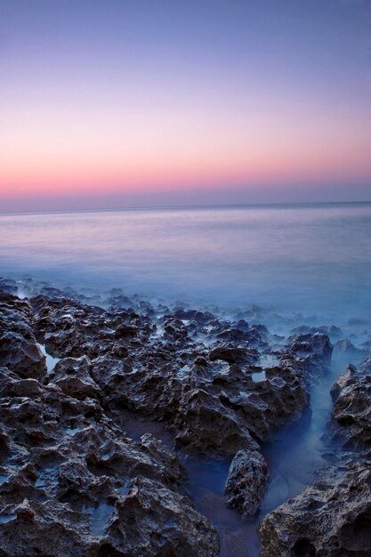 Foto schöner blick auf das meer gegen den himmel bei sonnenuntergang