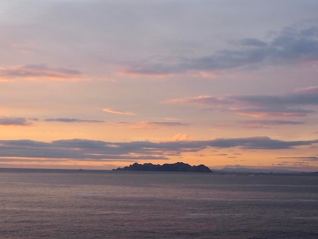 Schöner Blick auf das Meer gegen den Himmel bei Sonnenuntergang