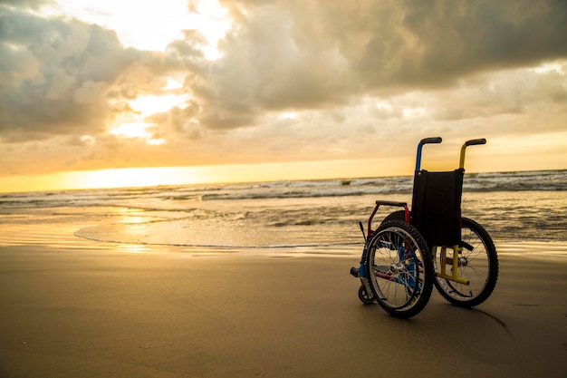 Schöner Blick auf das Meer gegen den Himmel beim Sonnenuntergang
