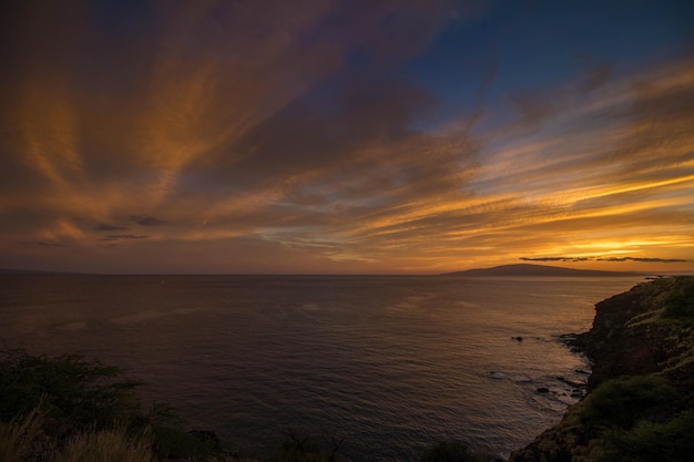 Foto schöner blick auf das meer gegen den himmel beim sonnenuntergang