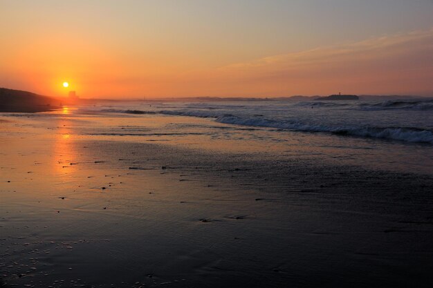 Schöner Blick auf das Meer gegen den Himmel beim Sonnenuntergang