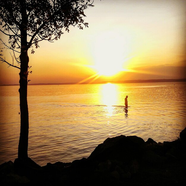 Foto schöner blick auf das meer gegen den himmel beim sonnenuntergang