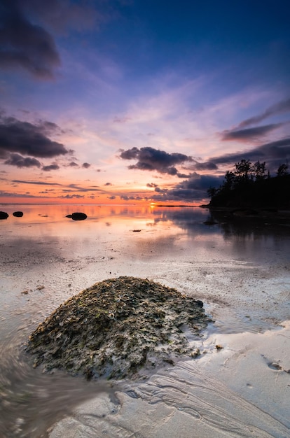 Schöner Blick auf das Meer gegen den Himmel beim Sonnenuntergang