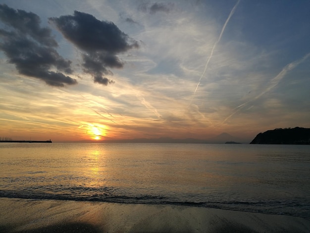 Schöner Blick auf das Meer gegen den Himmel beim Sonnenuntergang