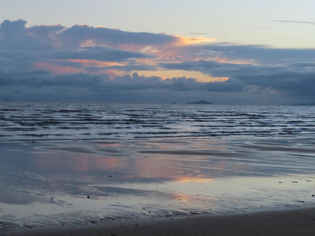 Schöner Blick auf das Meer gegen den Himmel beim Sonnenuntergang