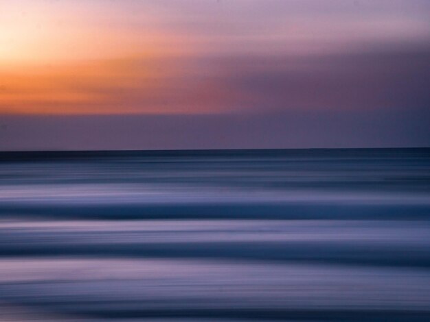 Foto schöner blick auf das meer gegen den himmel beim sonnenuntergang