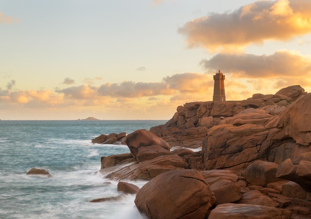 Schöner Blick auf das Meer gegen den Himmel beim Sonnenuntergang