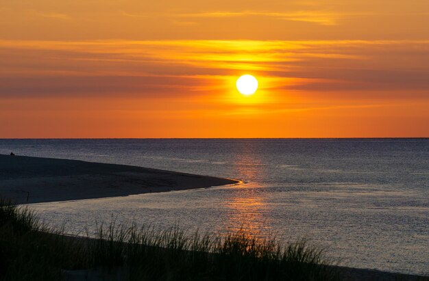 Foto schöner blick auf das meer gegen den himmel beim sonnenuntergang