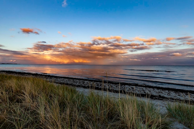 Foto schöner blick auf das meer gegen den himmel beim sonnenuntergang