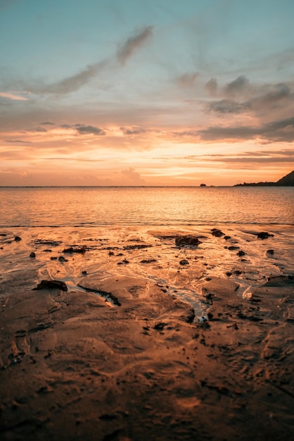Schöner Blick auf das Meer gegen den Himmel beim Sonnenuntergang