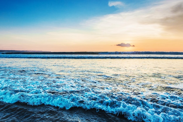 Foto schöner blick auf das meer gegen den himmel beim sonnenuntergang