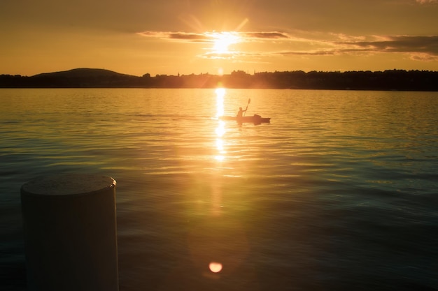 Foto schöner blick auf das meer gegen den himmel beim sonnenuntergang