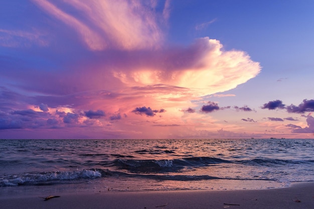 Schöner Blick auf das Meer gegen den Himmel beim Sonnenuntergang