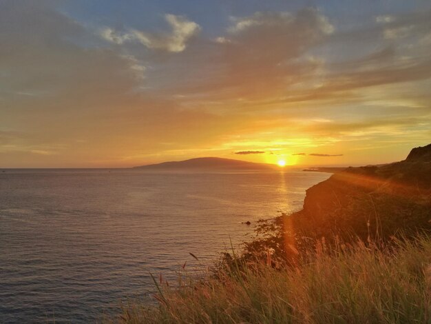 Schöner Blick auf das Meer gegen den Himmel beim Sonnenuntergang