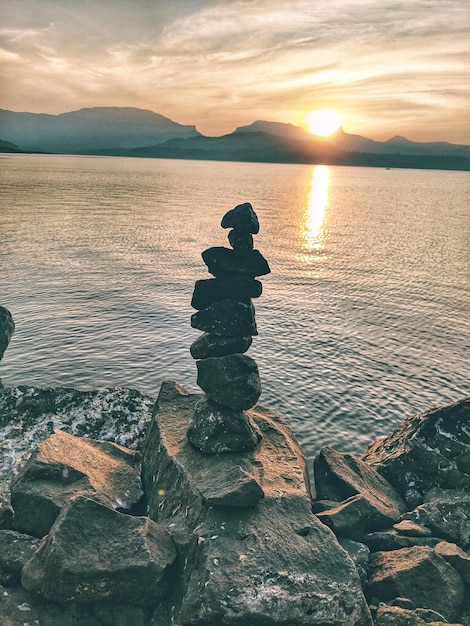 Foto schöner blick auf das meer gegen den himmel beim sonnenuntergang