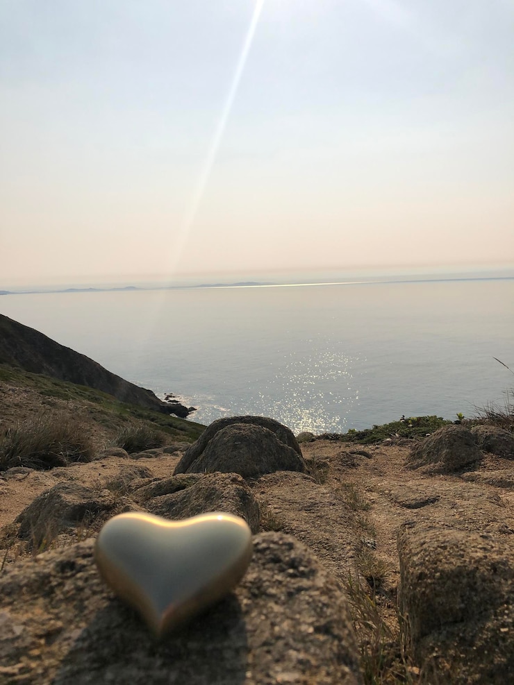 Foto schöner blick auf das meer gegen den himmel beim sonnenuntergang