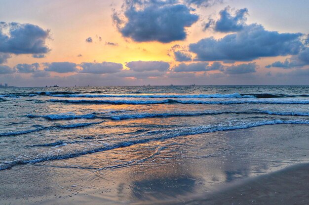 Schöner Blick auf das Meer gegen den Himmel beim Sonnenuntergang