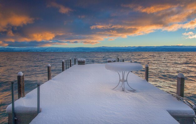 Foto schöner blick auf das meer gegen den himmel beim sonnenuntergang