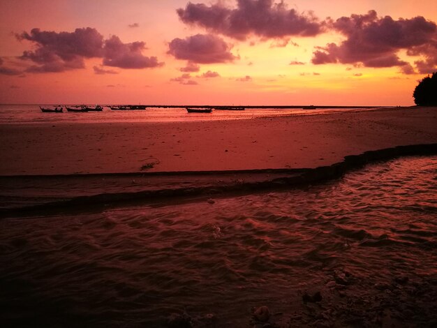 Foto schöner blick auf das meer gegen den himmel beim sonnenuntergang