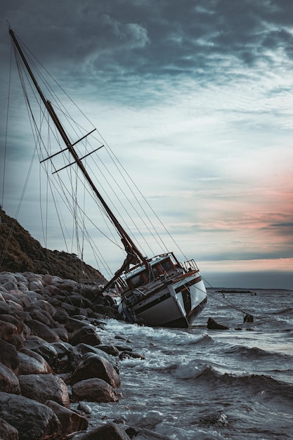 Foto schöner blick auf das meer gegen den himmel beim sonnenuntergang